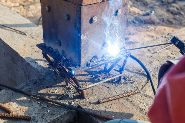 光亮电弧焊条焊接金属与木材