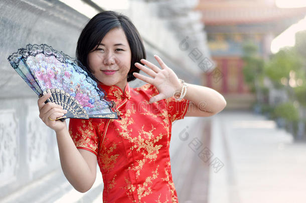 穿旗袍配折扇的亚洲女人