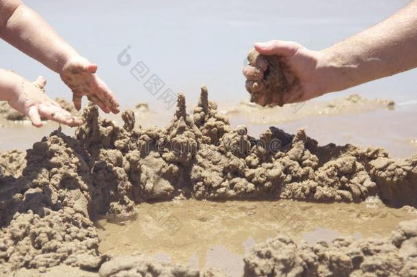 爸爸和孩子正在<strong>堆沙子</strong>