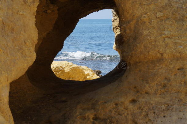 从岩石上的洞<strong>看海</strong>洋
