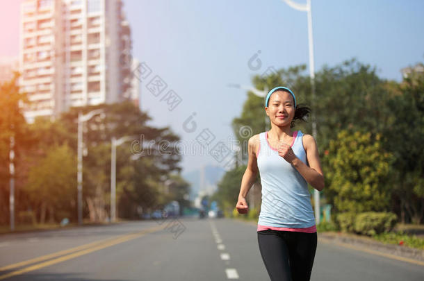 在城市街道跑步的健身女