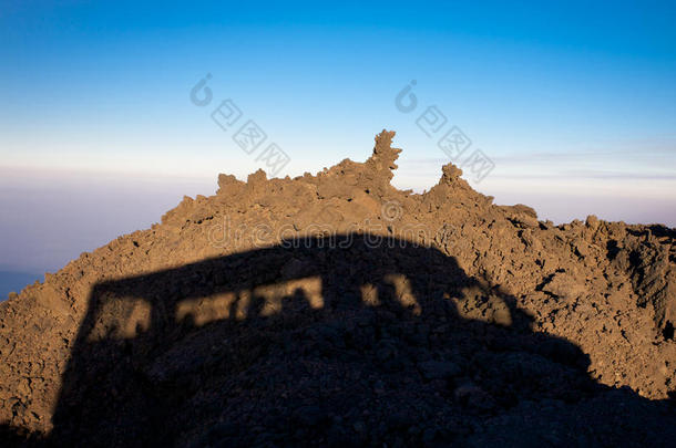 阴影与火山之地