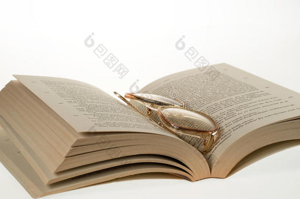 眼镜和书