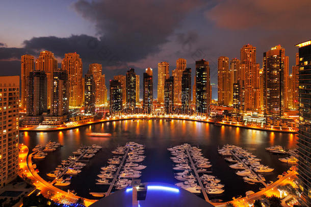 迪拜码头在黄昏显示了无数的摩天大楼捷豹<strong>路虎</strong>