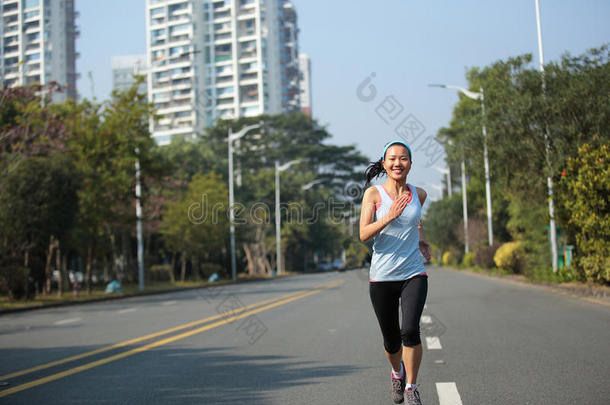 在城市街道上奔跑的女人