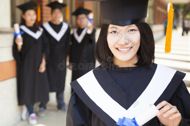 漂亮的女大学毕业生拿着文凭