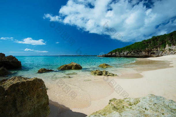 冲绳县太阳山海滩的海浪边缘/日本