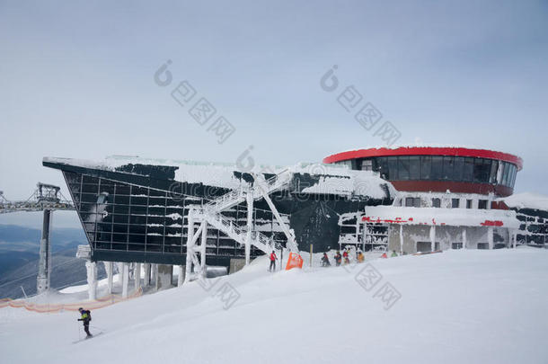 在一个寒冷的日子里，斯洛伐克雅斯纳滑雪场，2004米的圆形餐厅
