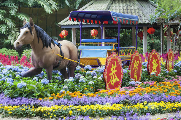 新加坡花园中的春节马装饰