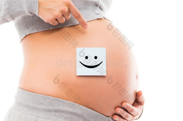 贴有笑脸贴纸的孕妇肚子