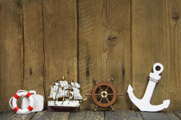 旧木制背景上的航海或海上装饰。
