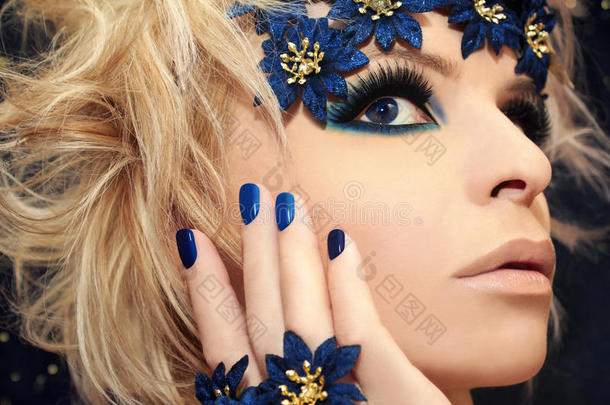 奢华的蓝色指甲和化妆品。