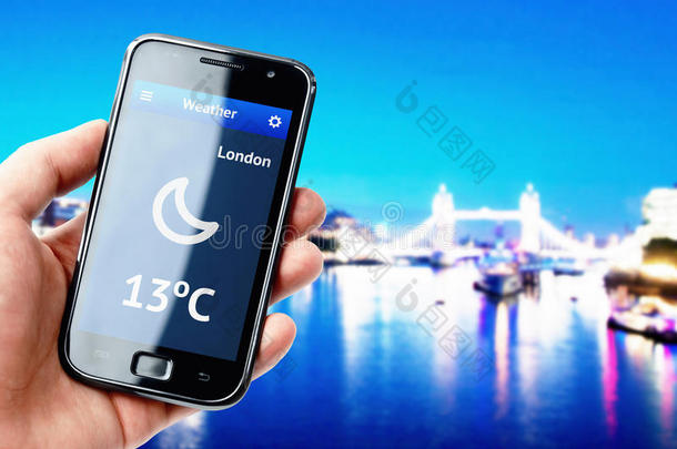伦敦<strong>天气预报</strong>手持智能手机
