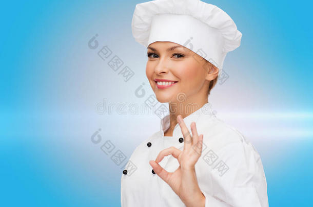 面带微笑的女厨师手举ok手势