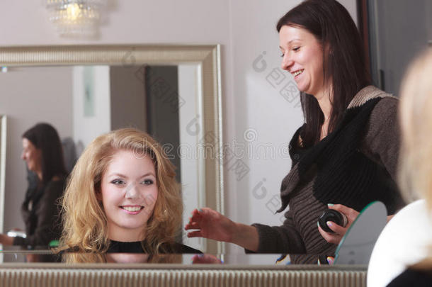 美发师美发沙龙的金发顾客