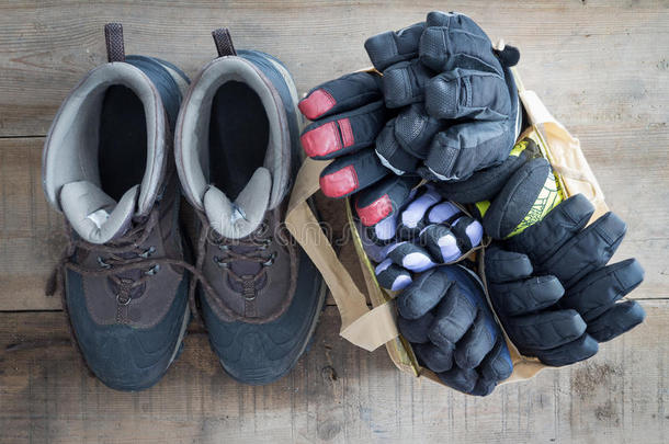 带手套和手套的冬季雪地靴