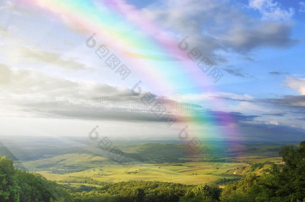 春天草地上的彩虹和蓝天