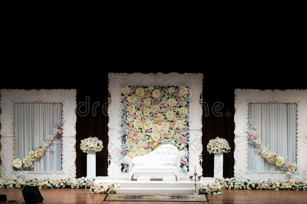 舞台上的婚礼台或祭坛，简洁典雅，配以白色
