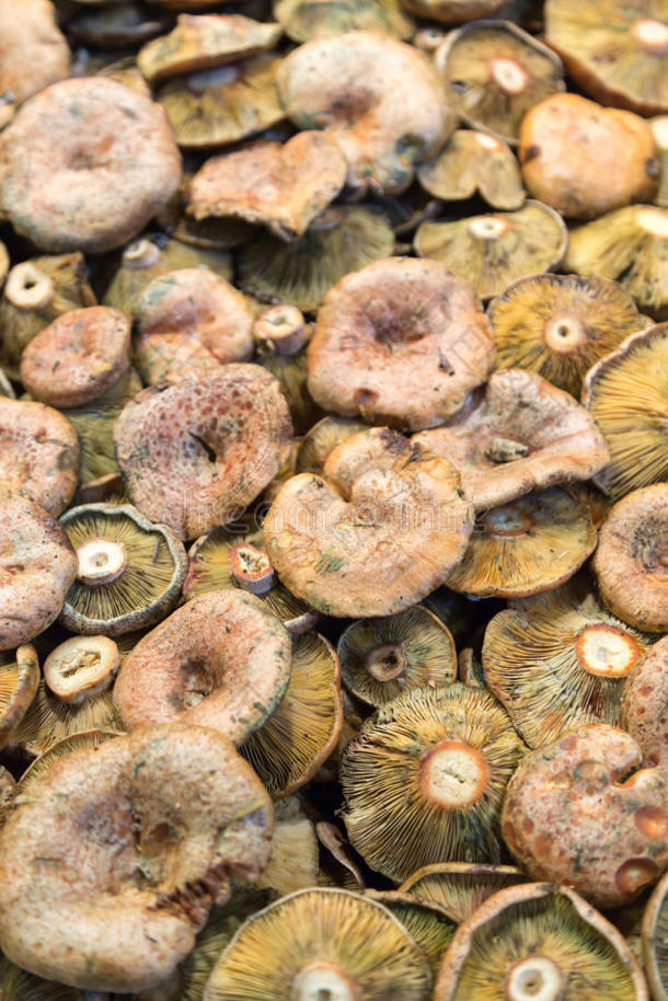 市场摊位上有许多蘑菇