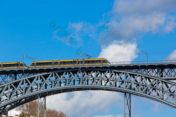 波尔图多姆路易斯大桥上的地铁列车
