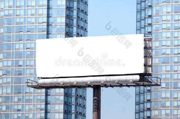 塔楼之间的白色广告牌。