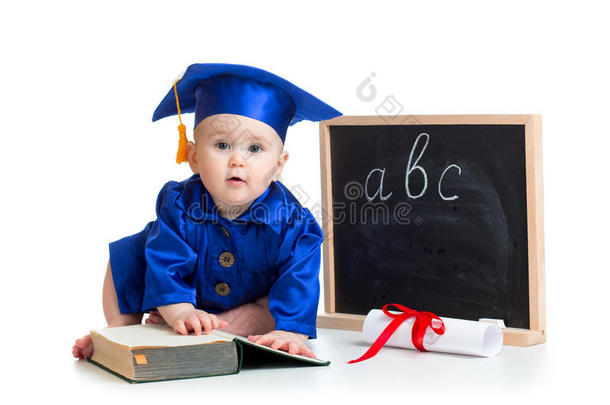 穿着学院服的婴儿拿着黑板上的书