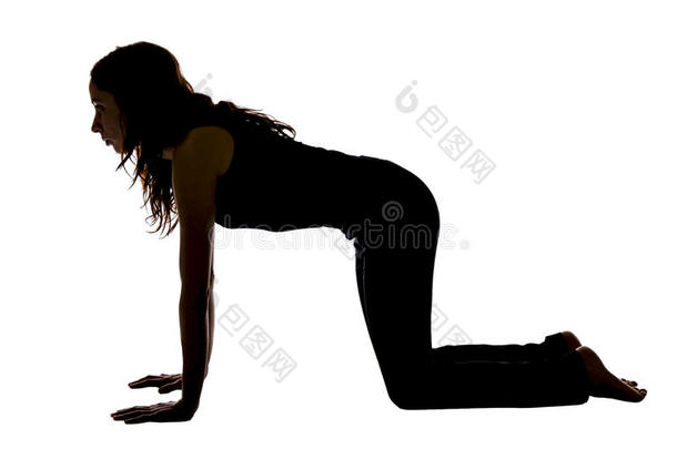 做<strong>瑜伽</strong>桌面姿势的女人，<strong>剪影</strong>