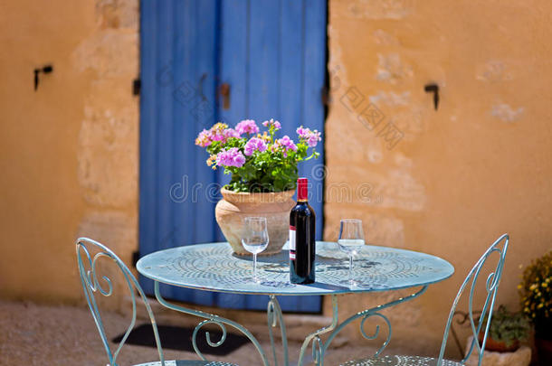两人桌，配红酒。普罗旺斯，法国。