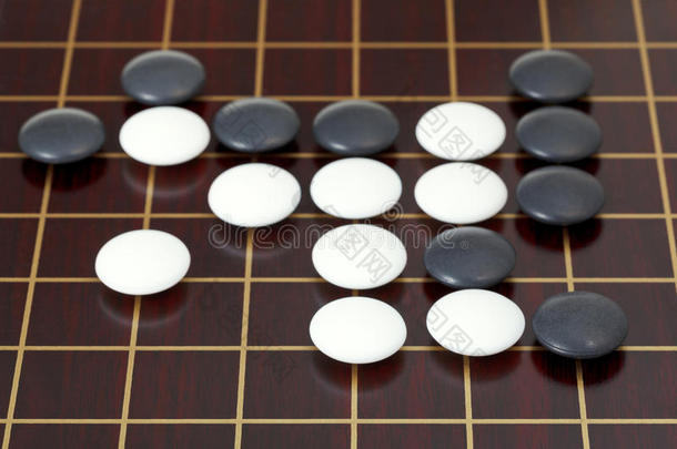 在戈班上玩围棋时有很多石头