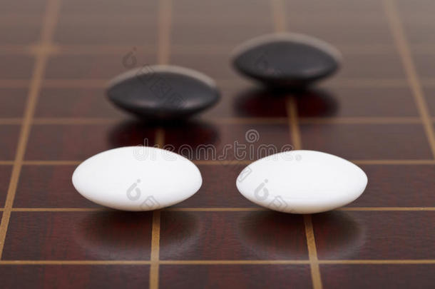 在goban上玩围棋的四块石头