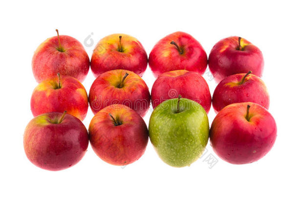 白底红苹果中的绿苹果。水果。