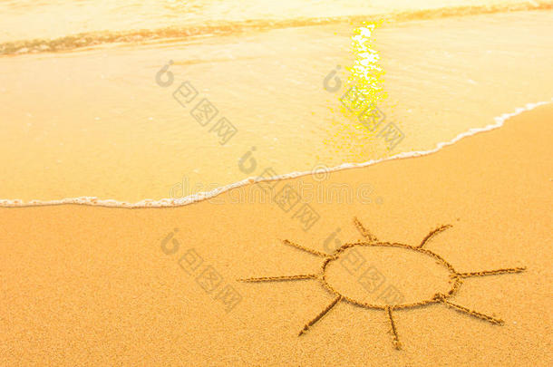 阳光照在沙滩的沙滩上，轻柔的海浪。旅行。