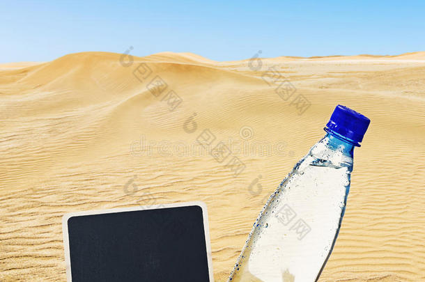 沙子上的矿泉水瓶