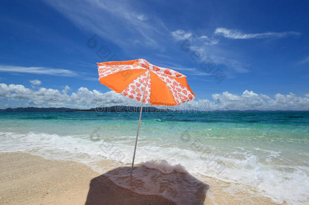 仲夏的海滩和<strong>沙滩伞</strong>。