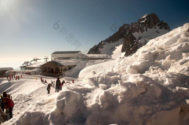 中国丽江附近的<strong>玉龙雪山</strong>。