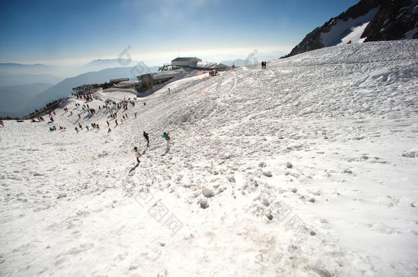 中国丽江附近的玉龙雪山。