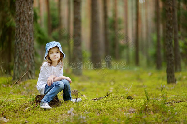 可爱的小女孩在森林里徒步旅行