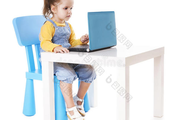 小女孩使用笔记本电脑-孤立-股票图像