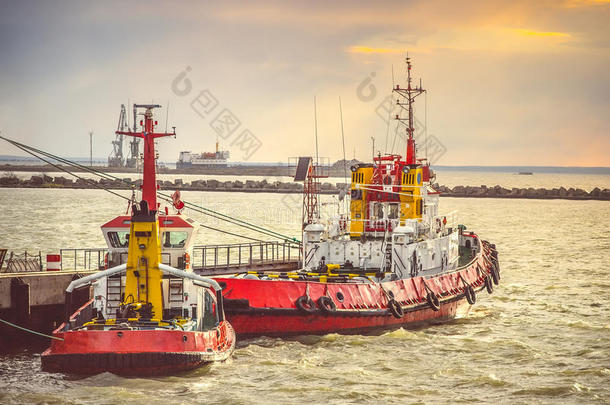港口运输中的红船