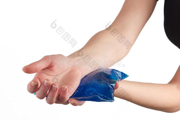 <strong>冰凉</strong>的凝胶包在肿胀的手腕上。