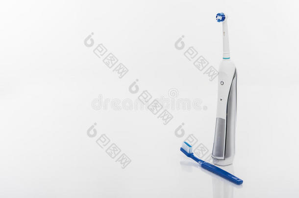 牙科概念：电动牙刷与手动牙刷