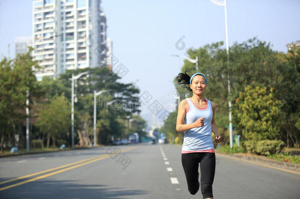 在城市街道跑步的健身女