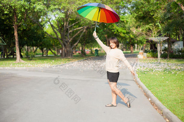 撑伞的女人
