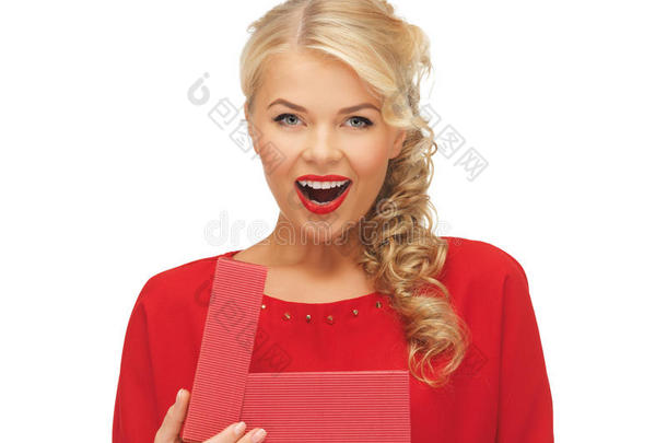 可爱的红衣女子，打开礼盒