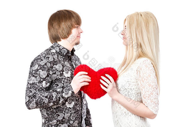 年轻的情侣捧着红色的情人节的心