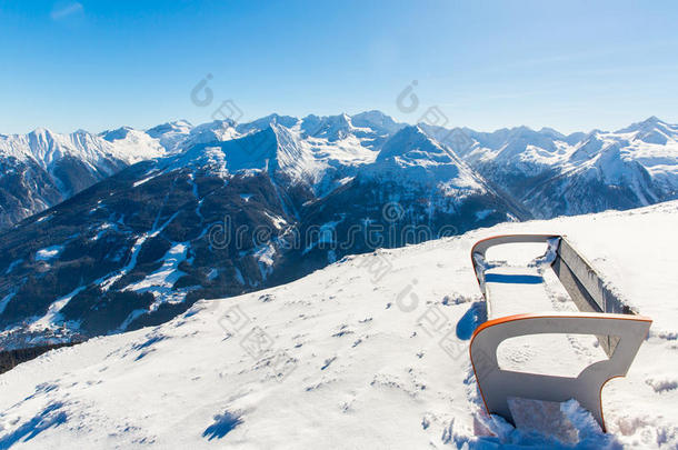 奥地利萨尔茨堡雪山滑雪场的长椅