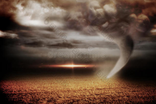 狂风暴雨的天空伴随着龙卷风飞过田野