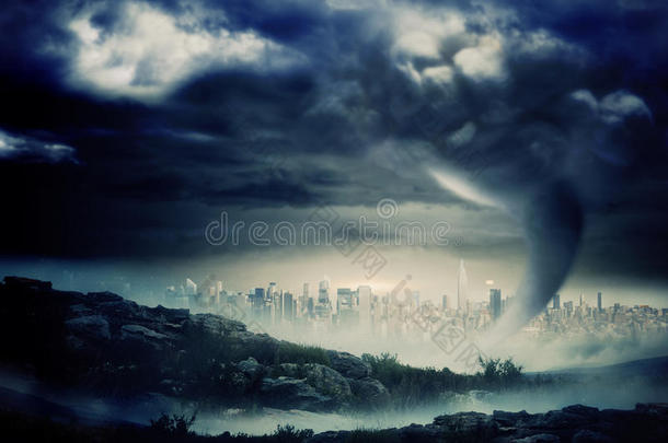 狂风暴雨，龙卷风笼罩城市景观