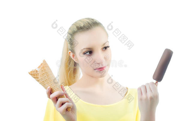 女孩在冰激凌和冰激凌之间选择