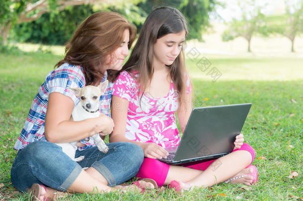 西班牙裔女孩和妈妈在户外上网